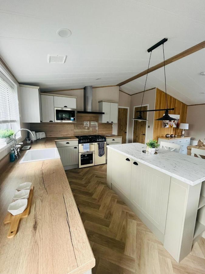 Copse View Lodge With Hot Tub York Exteriör bild