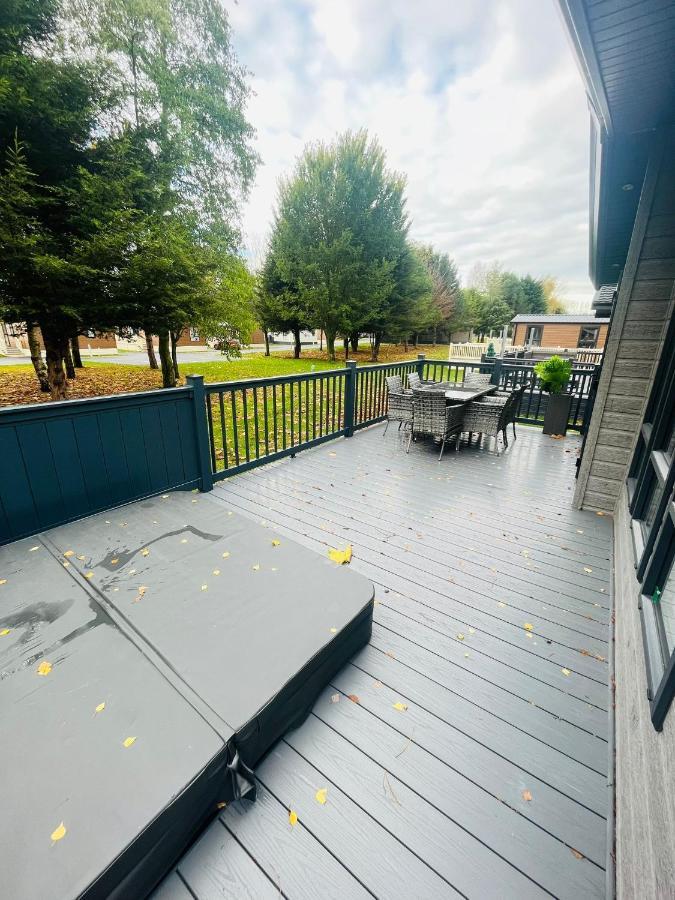 Copse View Lodge With Hot Tub York Exteriör bild