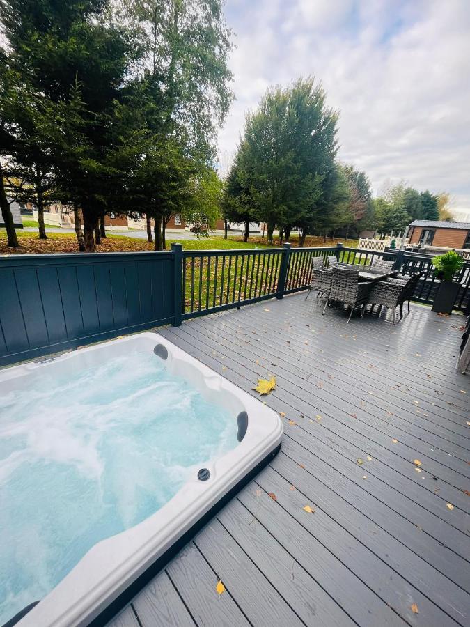 Copse View Lodge With Hot Tub York Exteriör bild